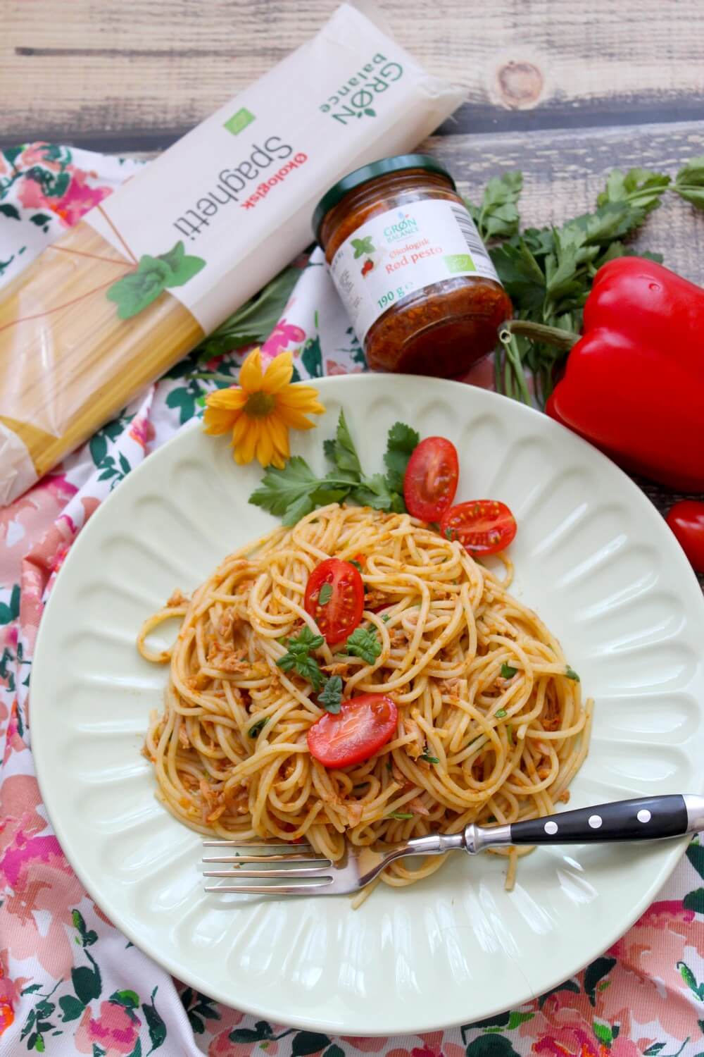 Spaghetti z tuńczykiem i czerwonym pesto | Słodkie okruszki