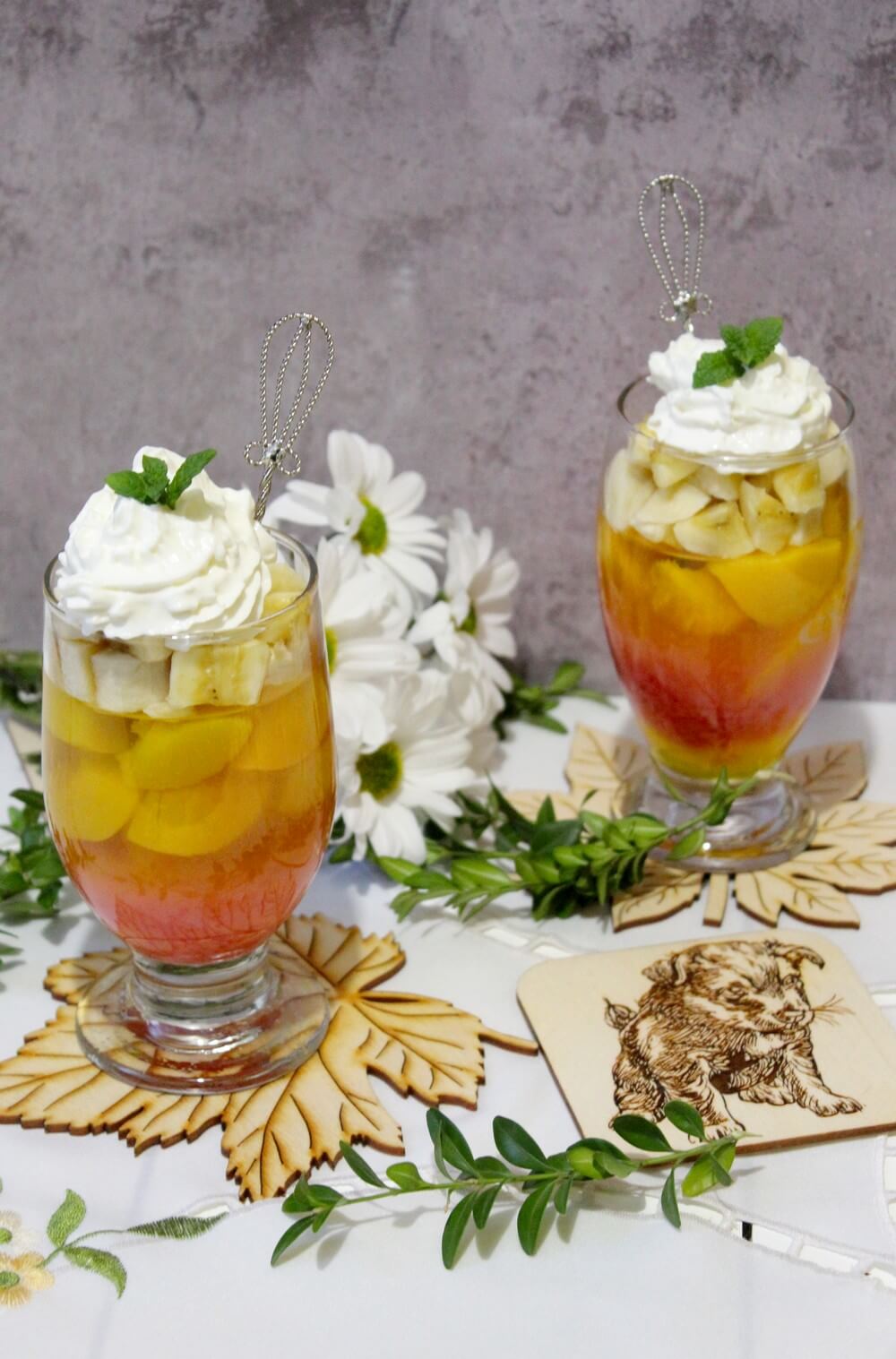 Kolorowy deser z truskawkową pianką, galaretką i owocami | Słodkie okruszki