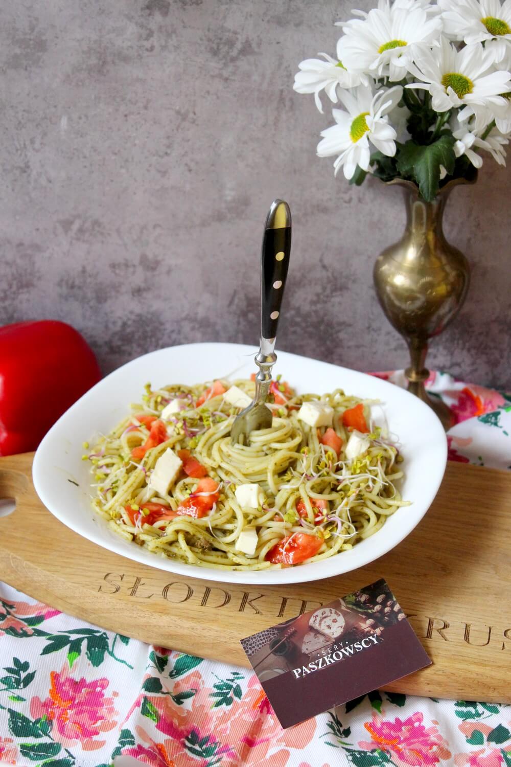 Spaghetti z zielonym pesto, serem i pomidorami | Słodkie okruszki