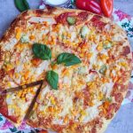 Domowa pizza z kukurydzą, kurczakiem, papryką i ogórkiem