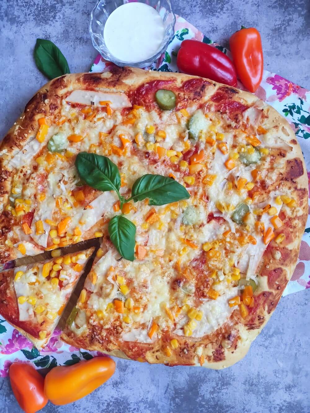 Domowa pizza z kukurydzą, kurczakiem, papryką i ogórkiem | Słodkie okruszki