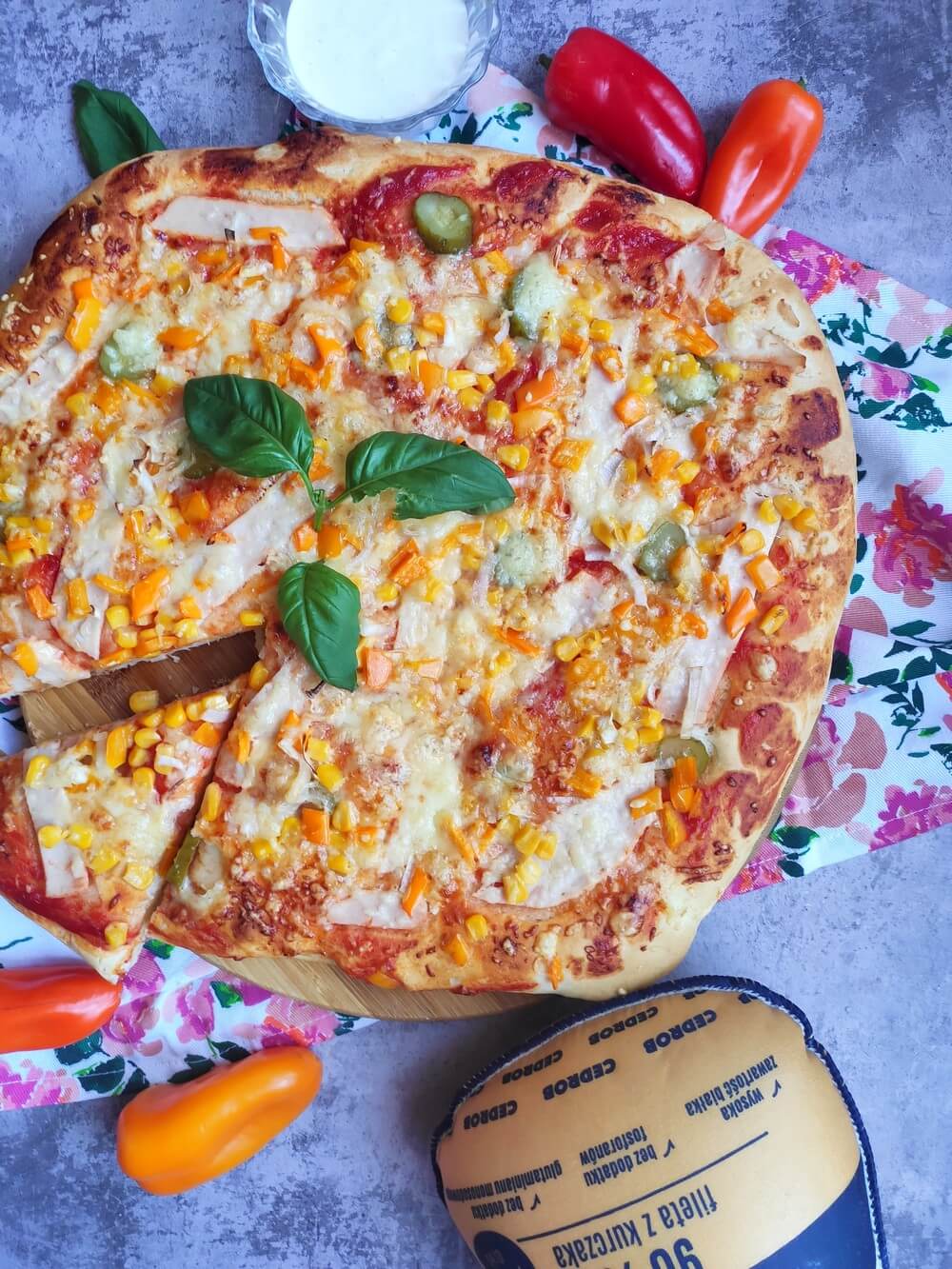Domowa pizza z kukurydzą, kurczakiem, papryką i ogórkiem | Słodkie okruszki