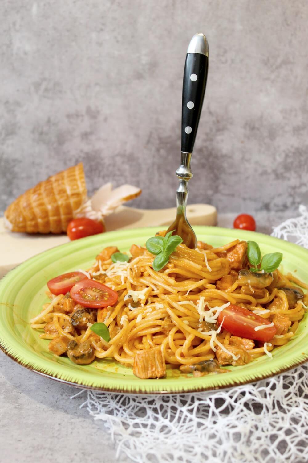 Spaghetti w kremowym sosie z pieczarkami i filetem z indyka | Słodkie okruszki