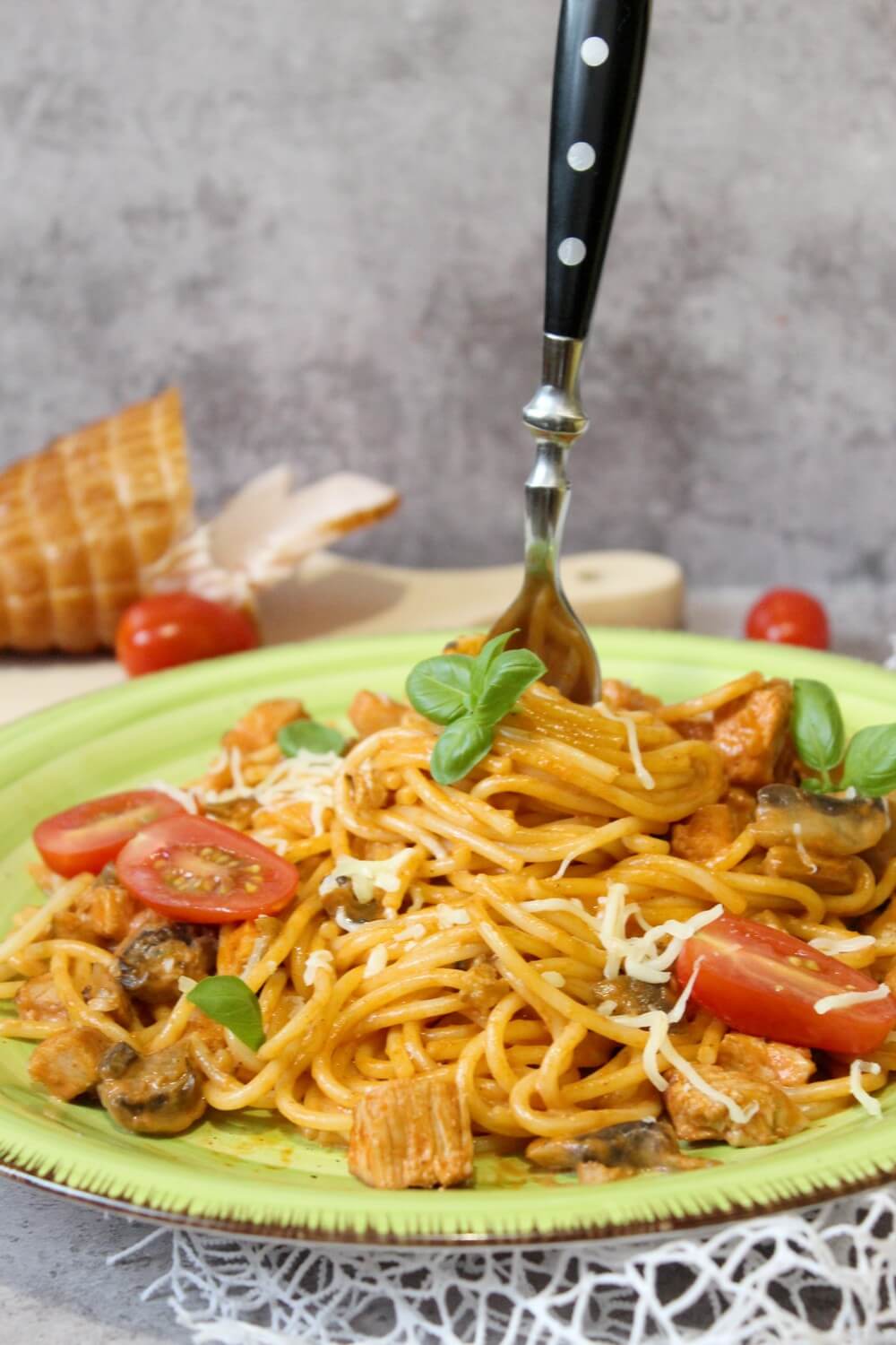 Spaghetti w kremowym sosie z pieczarkami i filetem z indyka | Słodkie okruszki
