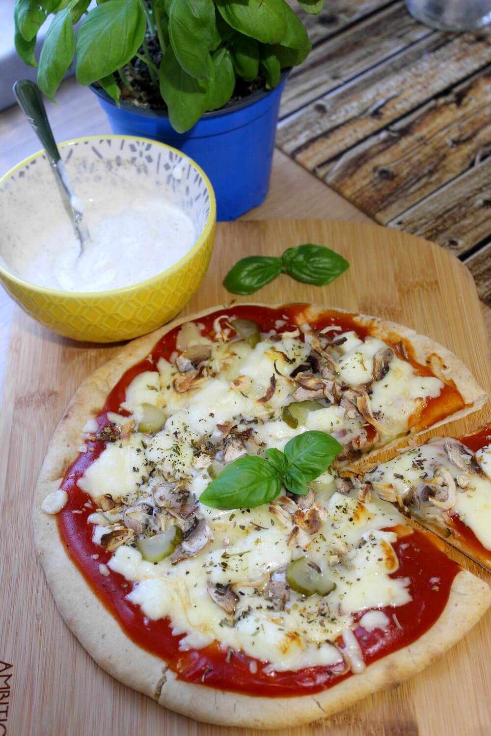 Ekspresowa pizza z halloumi | Słodkie okruszki