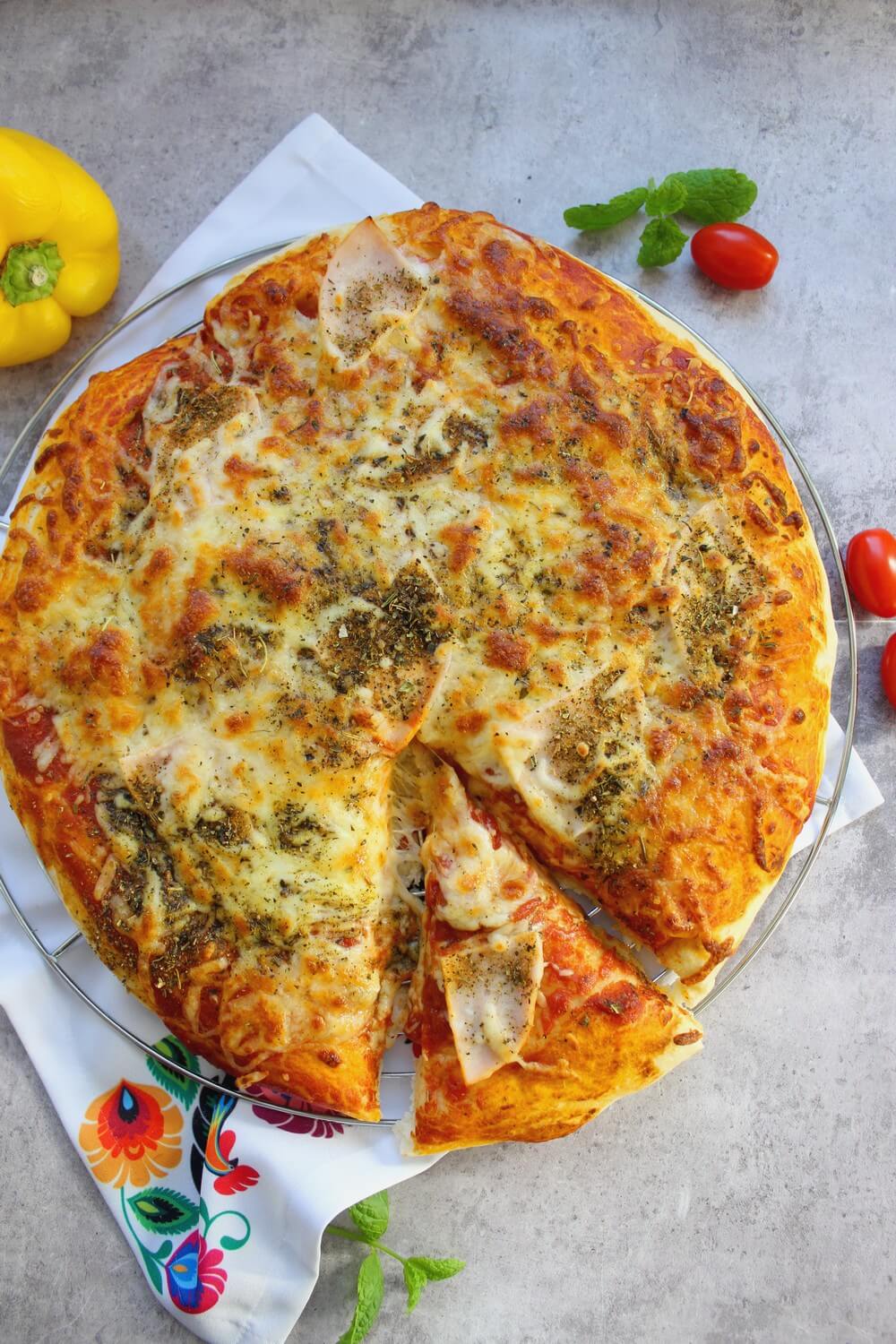 Pizza z kamienia – przepis na puszystą domową pizze | Słodkie okruszki