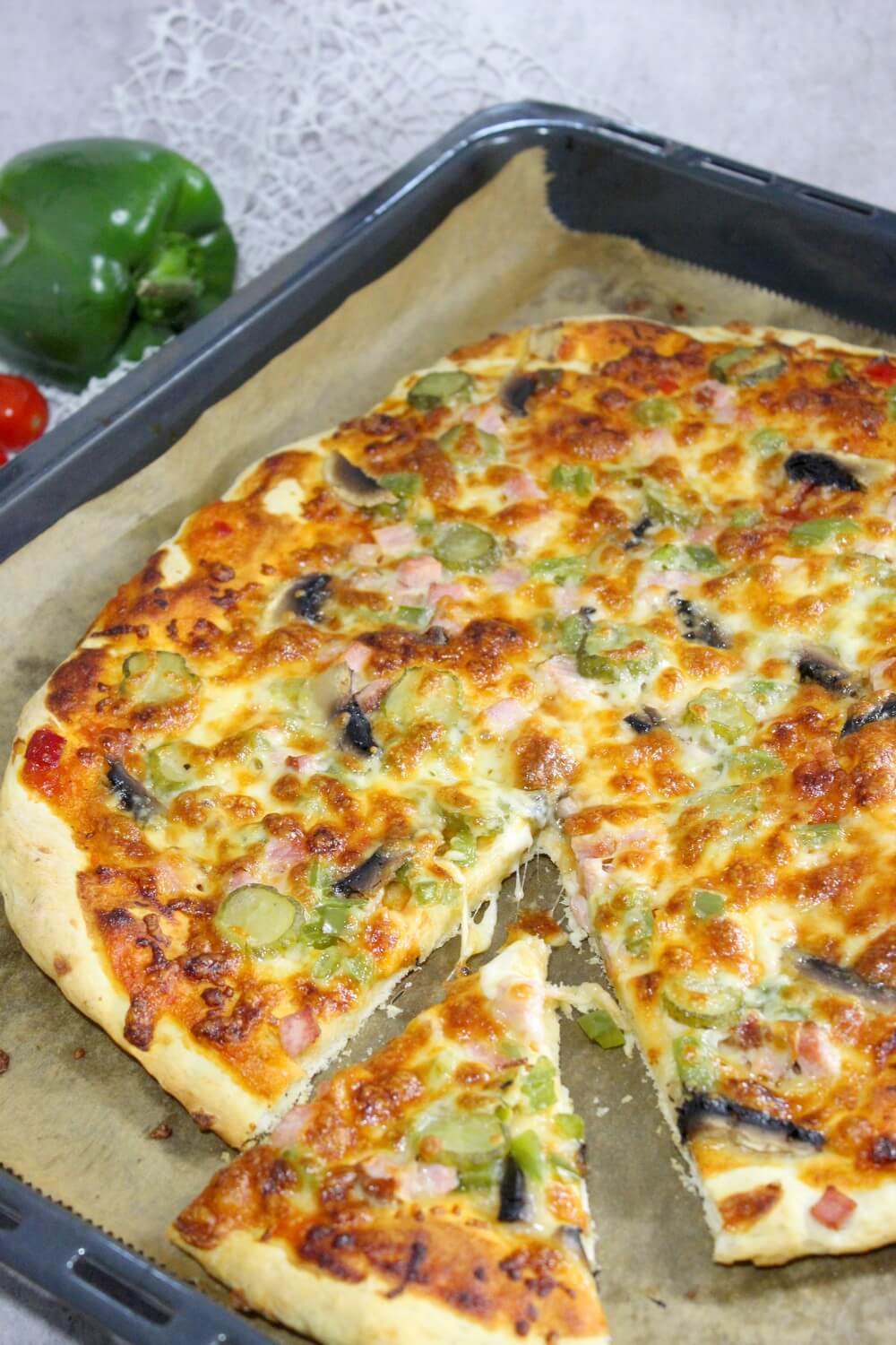 Duża domowa pizza z prostymi dodatkami | Słodkie okruszki