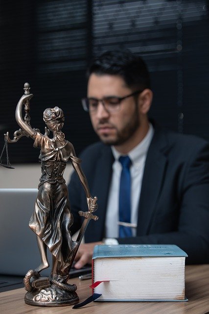 Czym się zajmuje adwokat i czy różni się od prawnika?